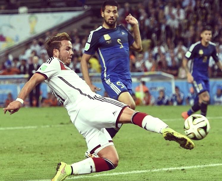 德国足球队夺得冠军，德国球员获得荣耀(德国足球队历届大赛成绩)