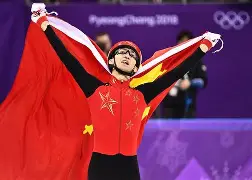 运动员们在比赛中发挥出色，获得了教练和观众的一致好评(运动员们在赛场上的表现)